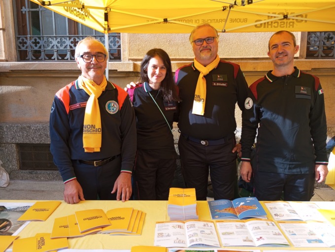 Protezione civile in piazza per la sicurezza