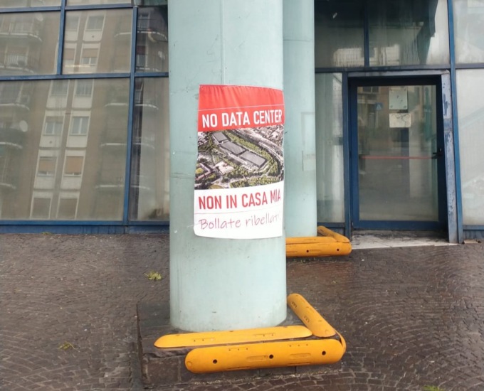 Striscioni contro il Data Center appesi a Bollate