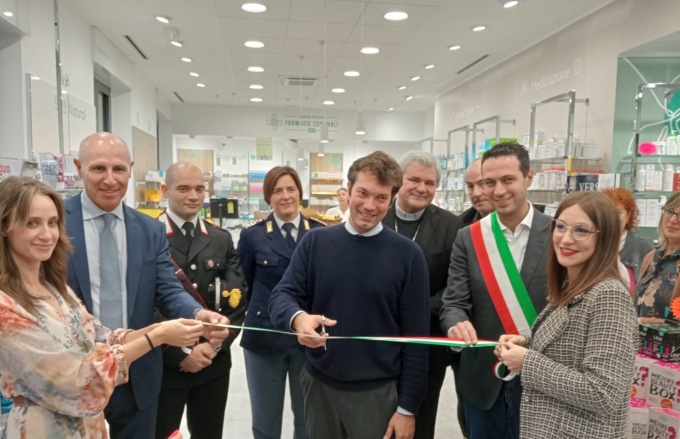 Taglio del nastro per la nuova farmacia comunale di Rho
