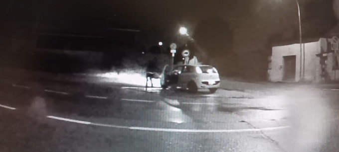 Abbandona rifiuti in strada di notte: individuata dalla Polizia Locale