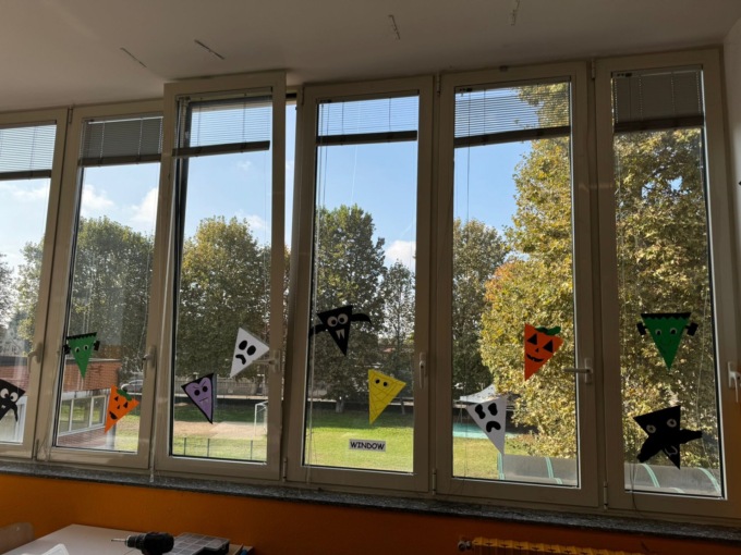 Finestra si sgancia dal telaio: paura a scuola