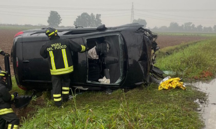 Auto si ribalta e rischia di finire nel canale: 18enne salvato dai pompieri