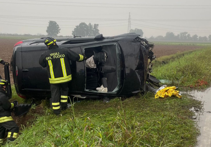 Auto si ribalta e rischia di finire nel canale: 18enne salvato dai pompieri