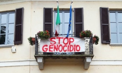 Cassinetta : sul palazzo del Municipio lo striscione “Stop genocidio”