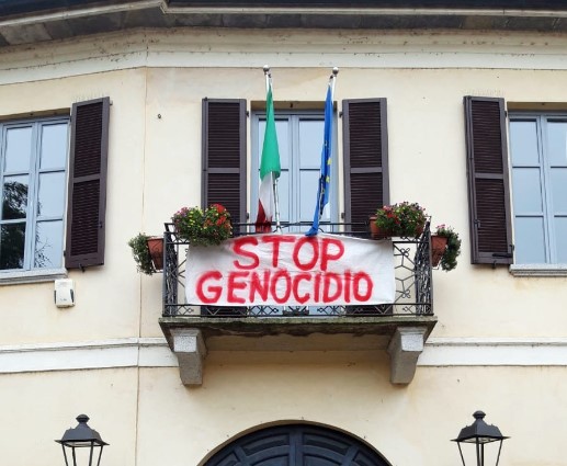 Cassinetta : sul palazzo del Municipio lo striscione “Stop genocidio”