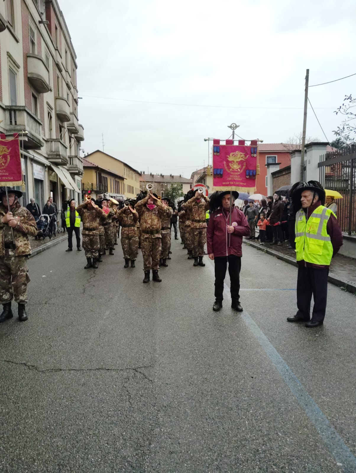 Nuovo defibrillatore Abbiategrasso corteo festa paese 24 (1)