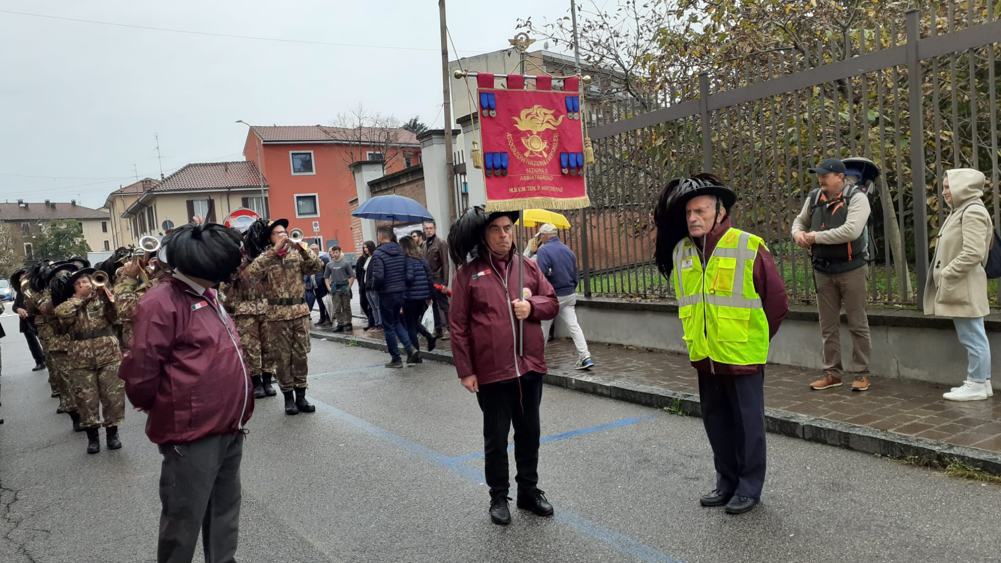 Nuovo defibrillatore Abbiategrasso corteo festa paese 24 (3)