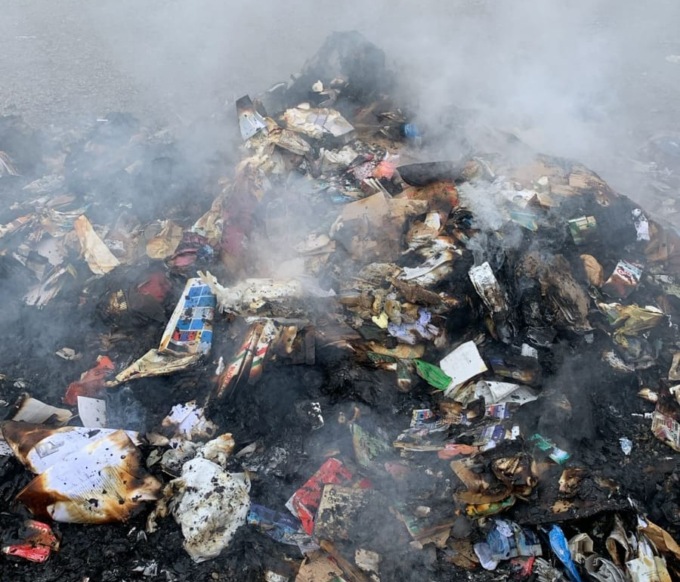 Pile insieme alla raccolta della carta: il compattatore prende fuoco
