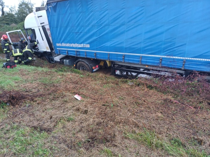 Abbiategrasso: tir urta bus e finisce fuori strada