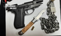 Entra in ospedale armato di pistola, coltello e catena: arrestato