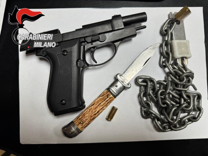 Entra in ospedale armato di pistola, coltello e catena: arrestato