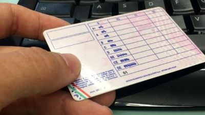 Per superare l’esame di teoria della patente chiedevano “l’aiuto da casa”
