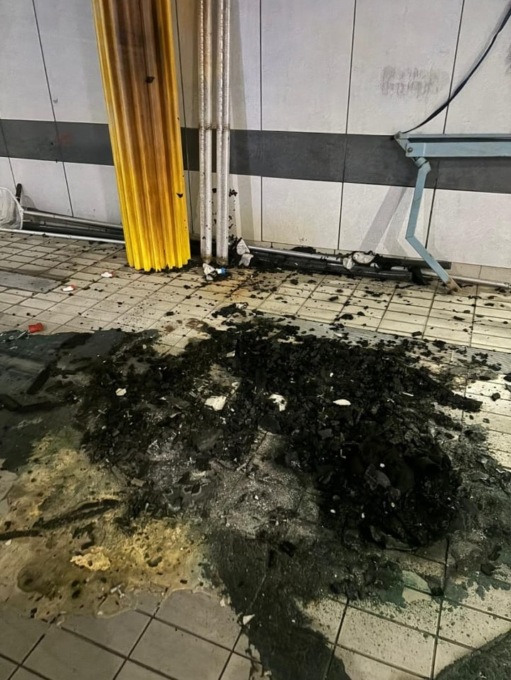 Vandali al Molinello: hanno rotto la vetrata e bruciato del materiale