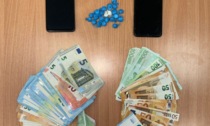 Bloccati due spacciatori: avevano 22 dosi di cocaina e oltre 3mila euro in contanti