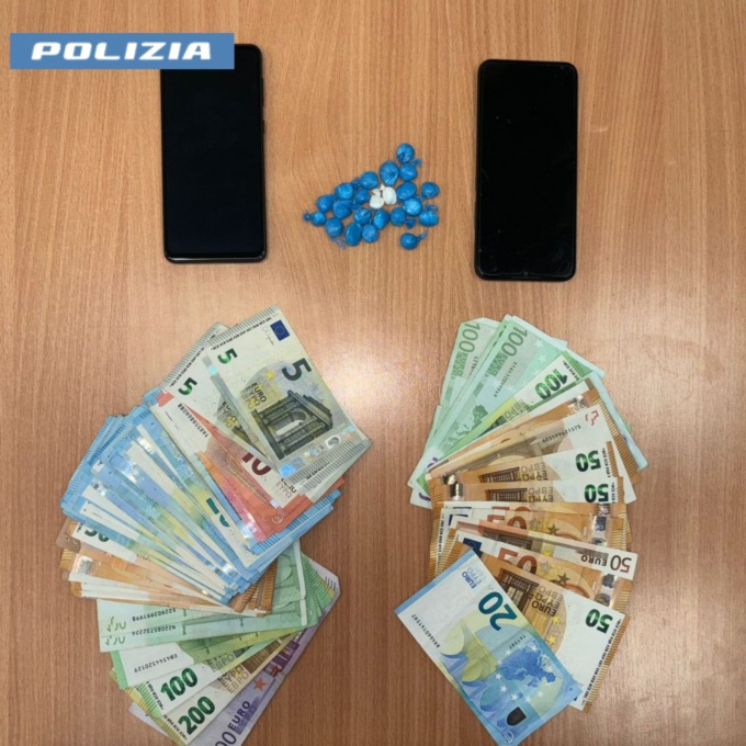 Bloccati due spacciatori: avevano 22 dosi di cocaina e oltre 3mila euro in contanti