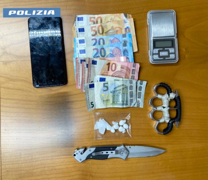 Aggredì sei poliziotti, aveva un coltello e un tirapugni in acciaio: pusher arrestato