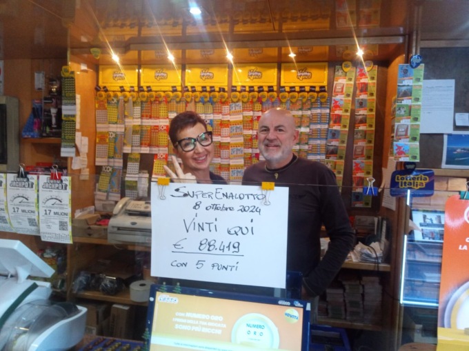 Centra il 5 al Superenalotto e vince quasi 90mila euro