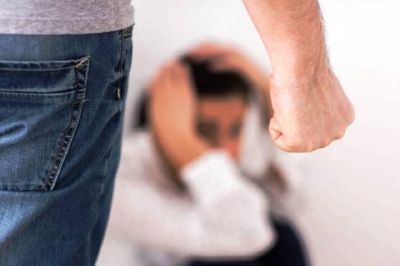 Molestie e minacce di morte alla moglie: arrestato