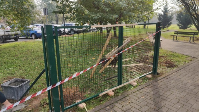 Più posti auto in via Varese e una nuova area cani nel quartiere Mascagni
