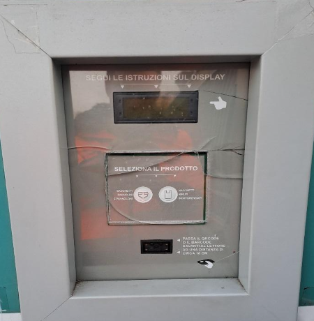 Atto vandalico nei confronti del distributore di sacchetti della raccolta differenziata
