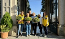 Al cimitero di Corbetta i volontari si sono presi cura delle tombe «dimenticate» pulendole e posizionando fiori freschi