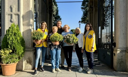 Al cimitero di Corbetta i volontari si sono presi cura delle tombe «dimenticate» pulendole e posizionando fiori freschi