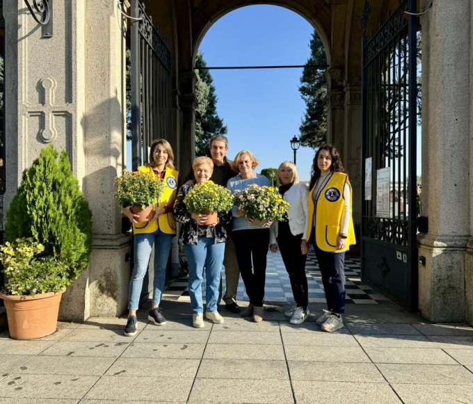 Al cimitero di Corbetta i volontari si sono presi cura delle tombe «dimenticate» pulendole e posizionando fiori freschi