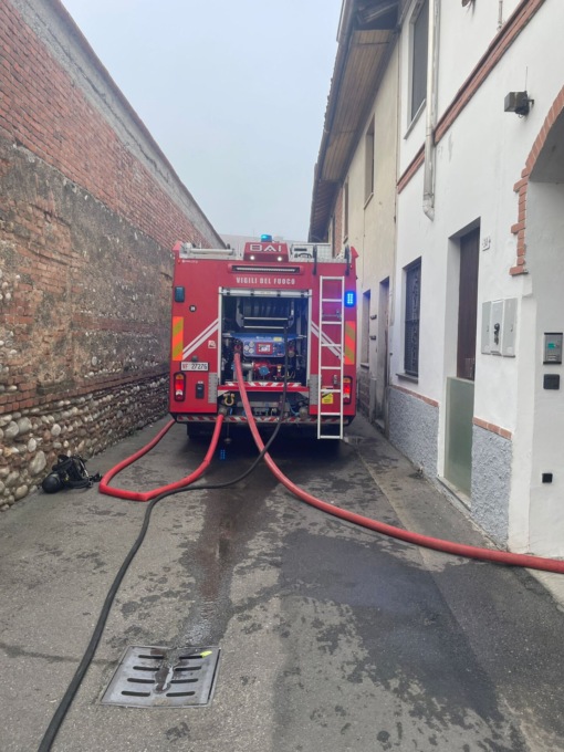Va a fuoco il camino: intervento dei Vigili del Fuoco a Castano Primo