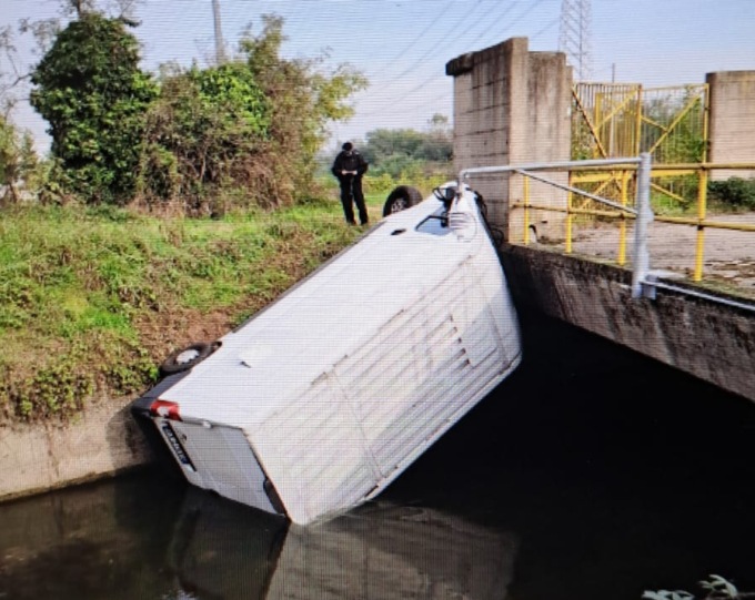 Furgone gettato nel canale: la Polizia locale indaga