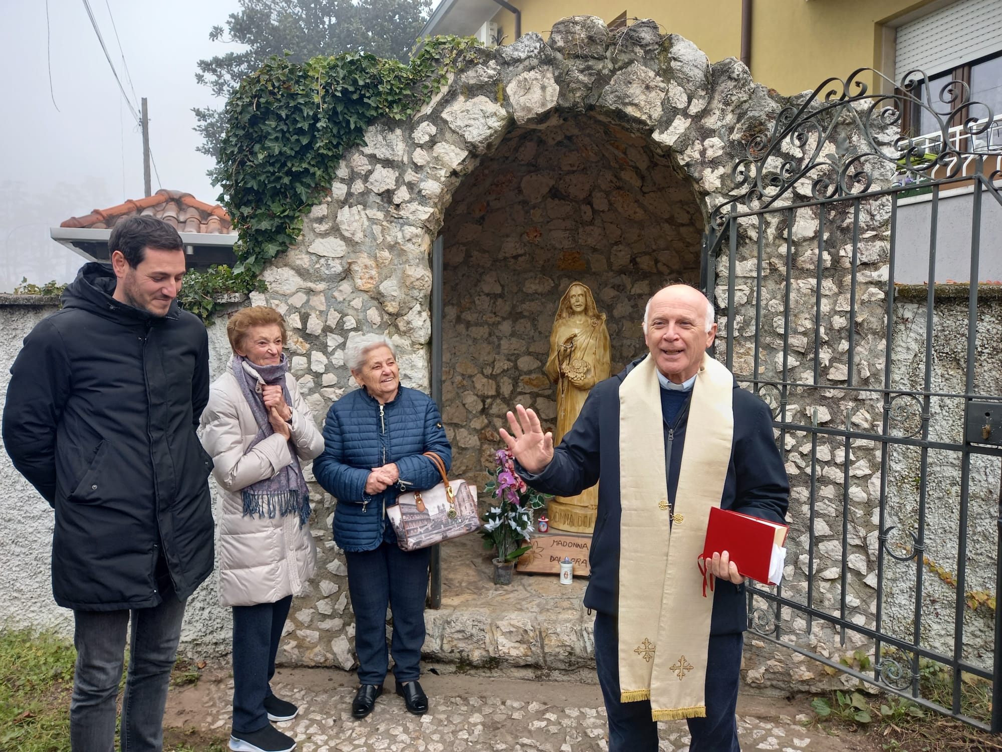 Inaugurata la statua restaurata della Madonna del Prà