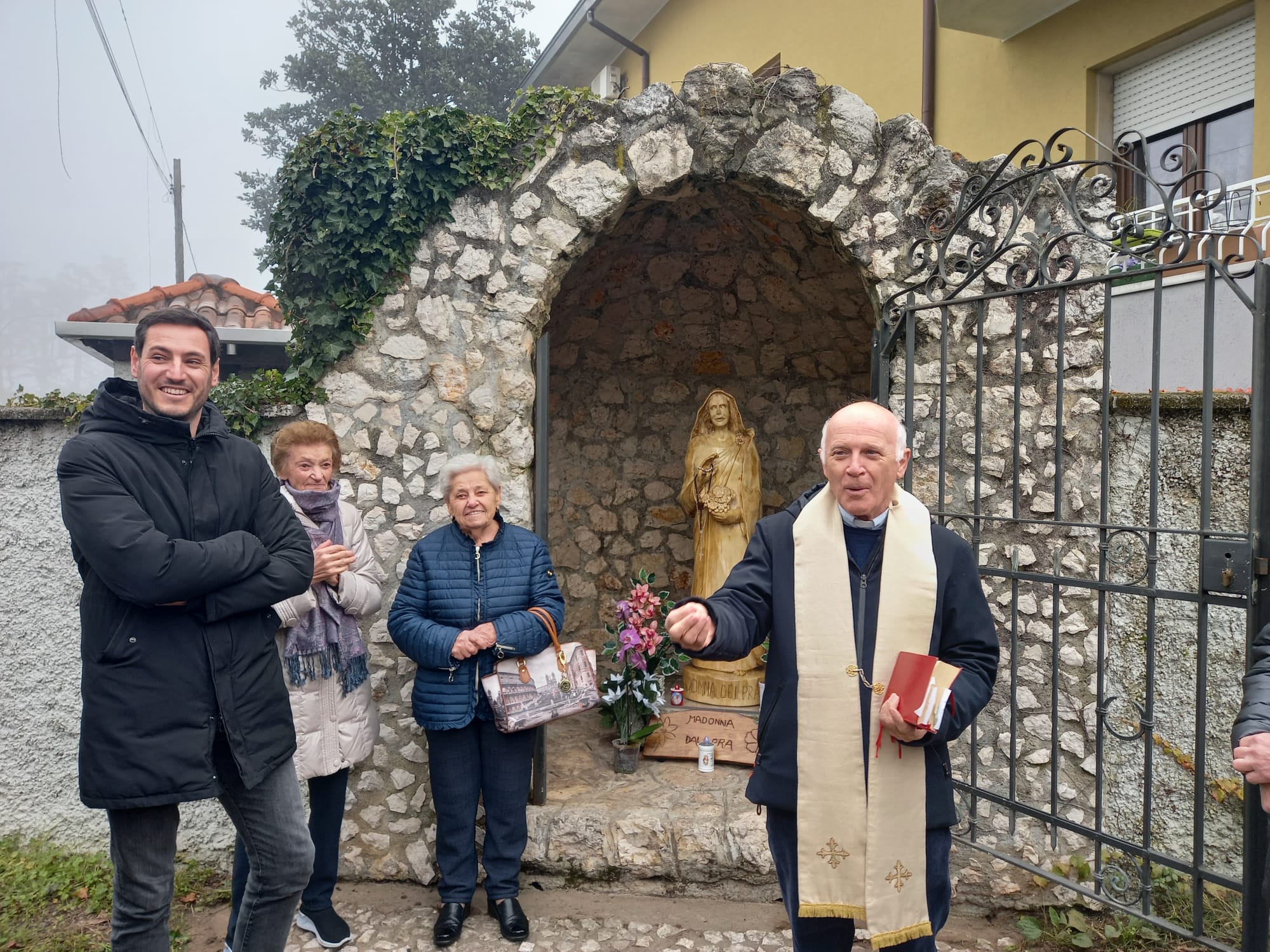 Inaugurata la statua restaurata della Madonna del Prà