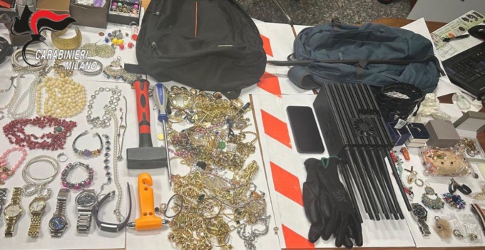 Ladri minacciano i residenti con spranga e cacciavite: bloccati grazie al taser