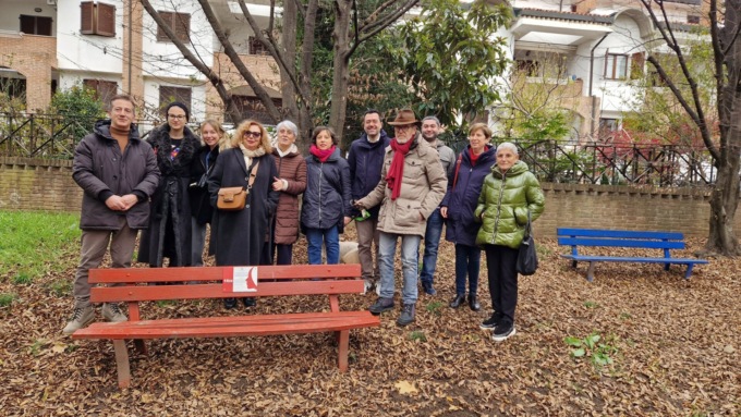 Inaugurata la panchina rossa con il numero antiviolenza
