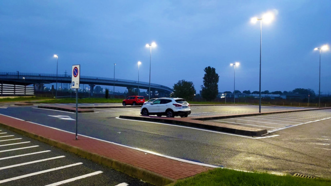 Musica alta nel parcheggio, blitz di Locale e PolStrada: 15 multati