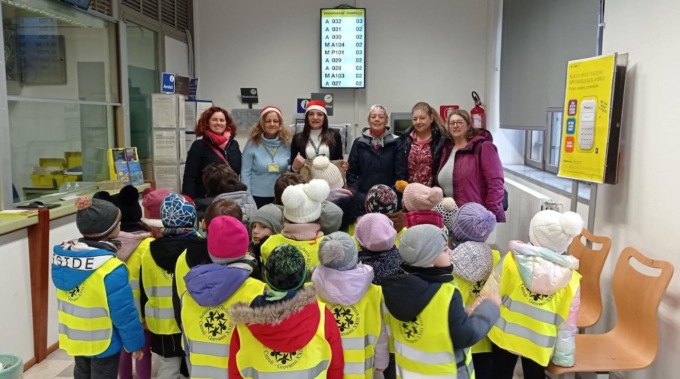 Bimbi in posta con le letterine per Babbo Natale