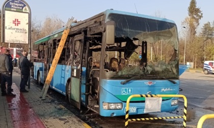 Va a fuoco un autobus di servizio in ospedale