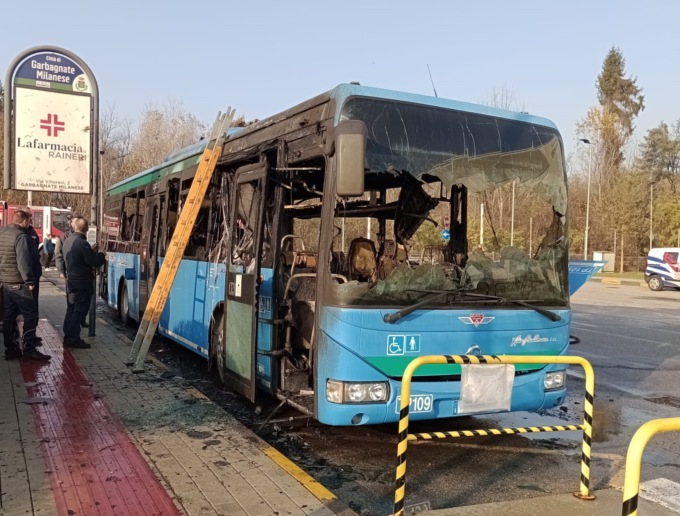 Va a fuoco un autobus di servizio in ospedale