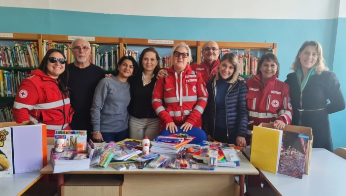 La Croce Rossa dona centinaia di articoli scolastici a due scuole
