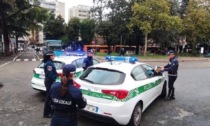 Ruba una maglietta in un negozio ma viene subito fermato dalla Polizia Locale