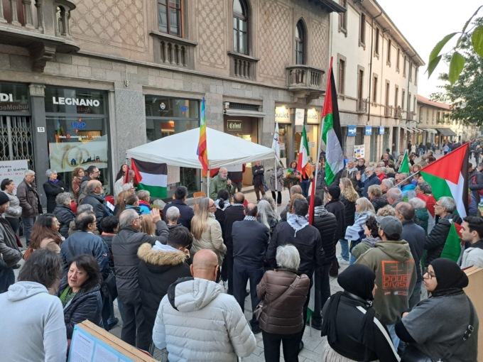 In piazza per chiedere il cessate il fuoco