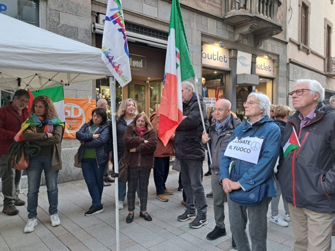 In piazza per chiedere il cessate il fuoco