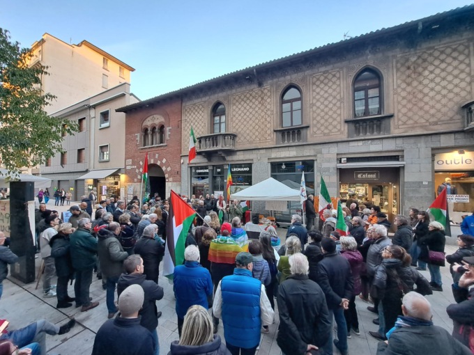 In piazza per chiedere il cessate il fuoco