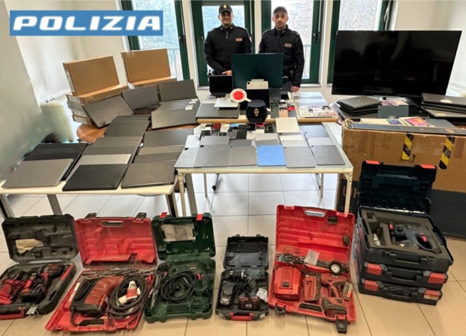 Oltre 200 pc, centinaia di tablet, cellulari e grosse tv nascosti in cantina: 62enne indagato per ricettazione