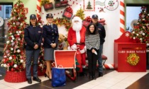 La Polizia porta doni ai bimbi in ospedale