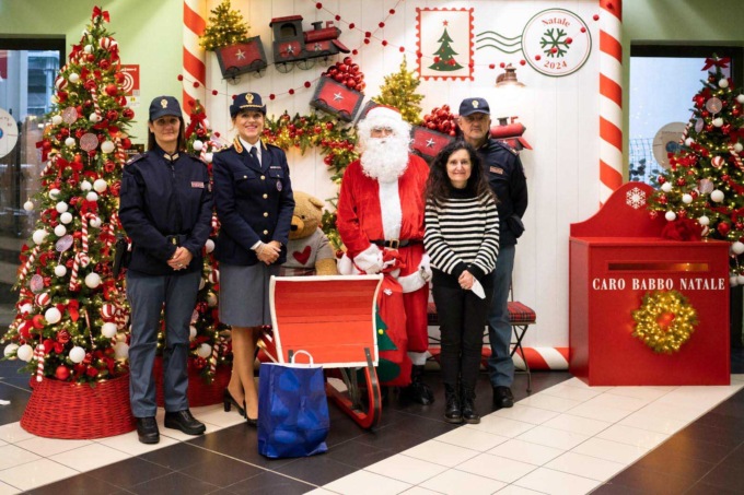 La Polizia porta doni ai bimbi in ospedale