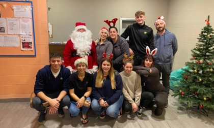 Babbo Natale in piscina per salutare i piccoli nuotatori