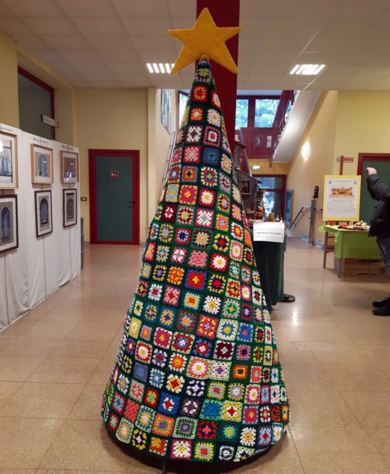 Oltre 500 mattonelle all'uncinetto per celebrare il Natale