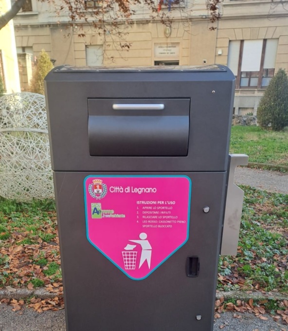 Ecco i cestini intelligenti: compattano i rifiuti e avvisano se sono pieni