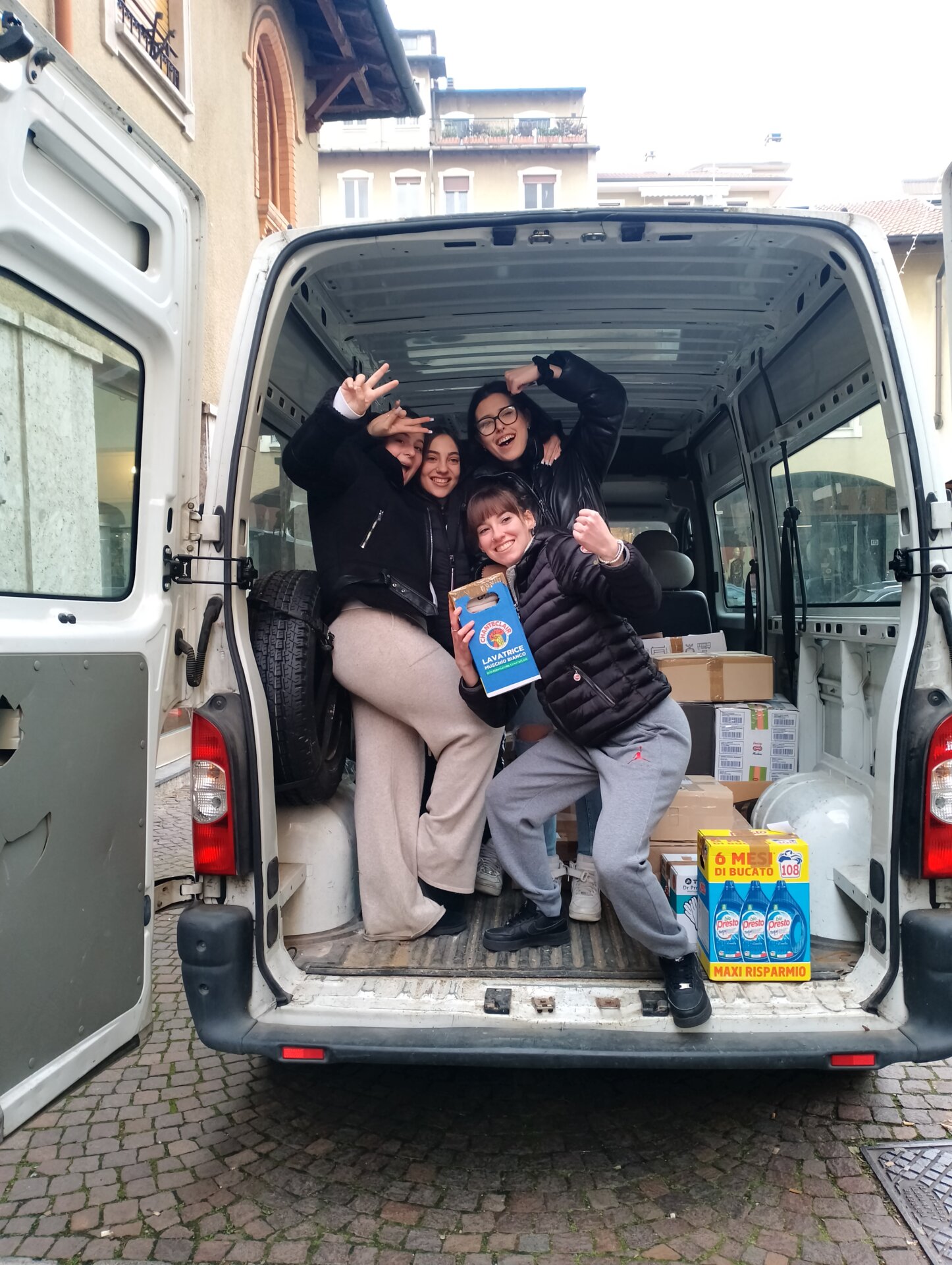 Grazie all'iniziativa “Dona un sorriso” voluta dagli studenti del Bernocchi sono stati donati più di 200 chili di alimenti alla Caritas