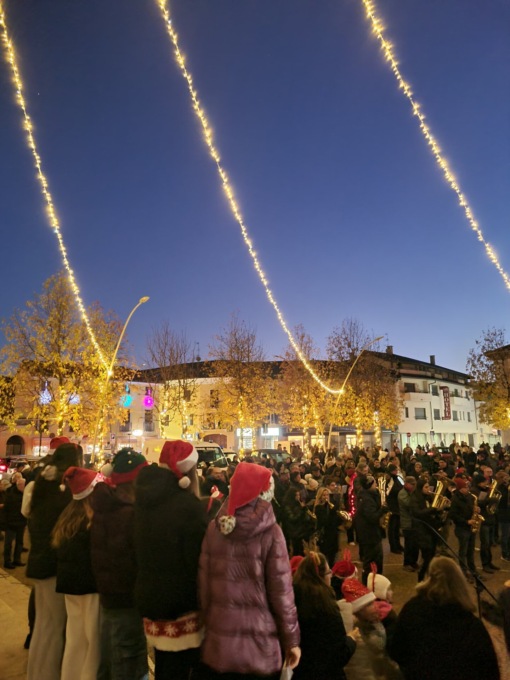 Natale 2024, anche Parabiago è scesa in piazza per l’accensione di albero e luminarie